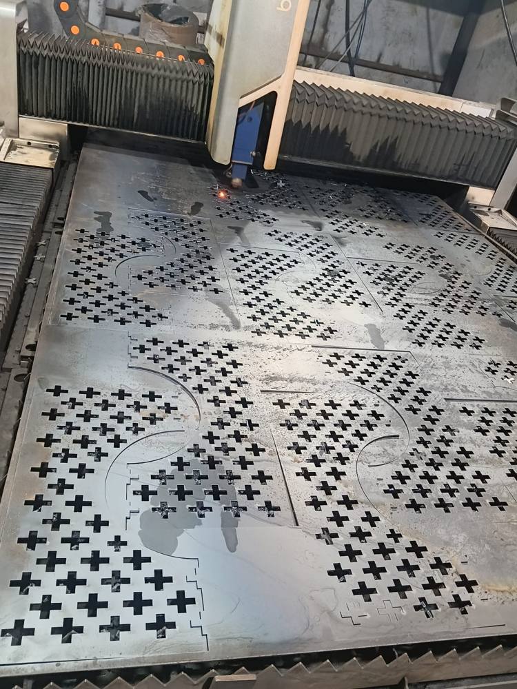 Plancha con patrón calado listo para retirar