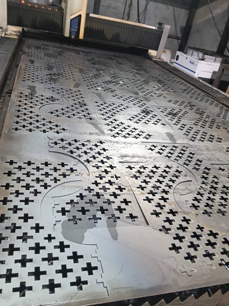 Plancha metálica con patrón de cruces cortado con láser