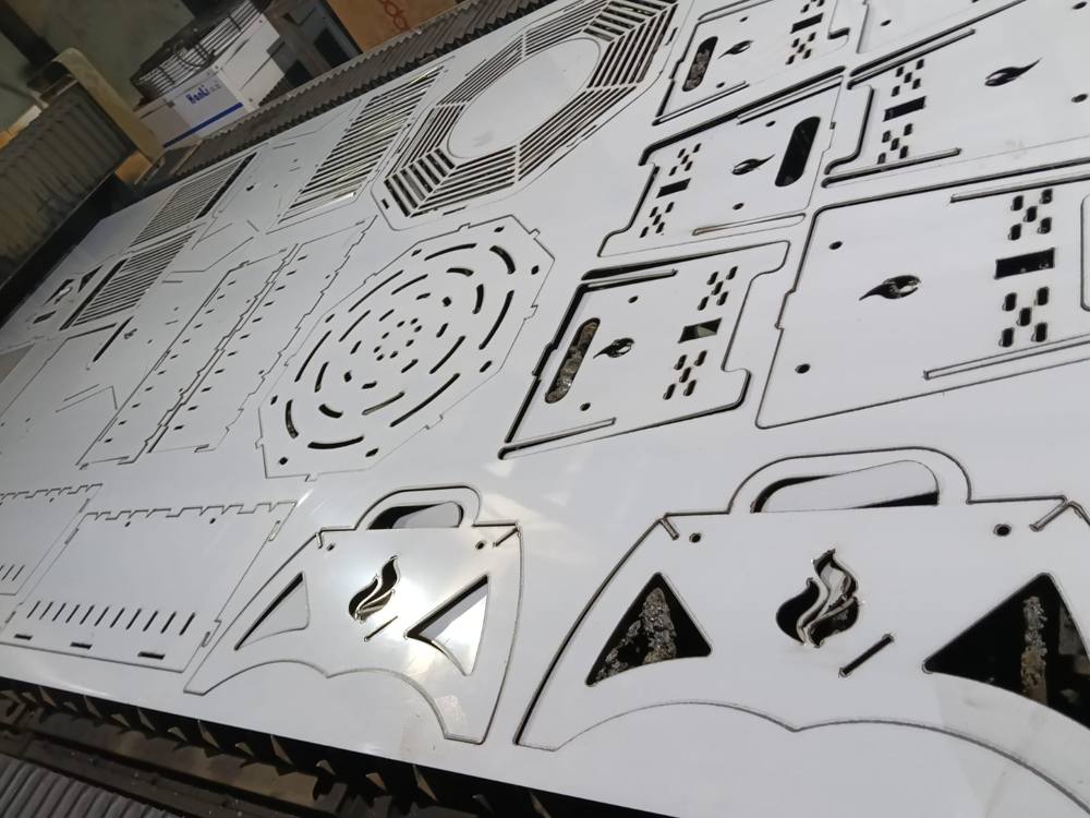 Plancha con piezas caladas cortadas con láser