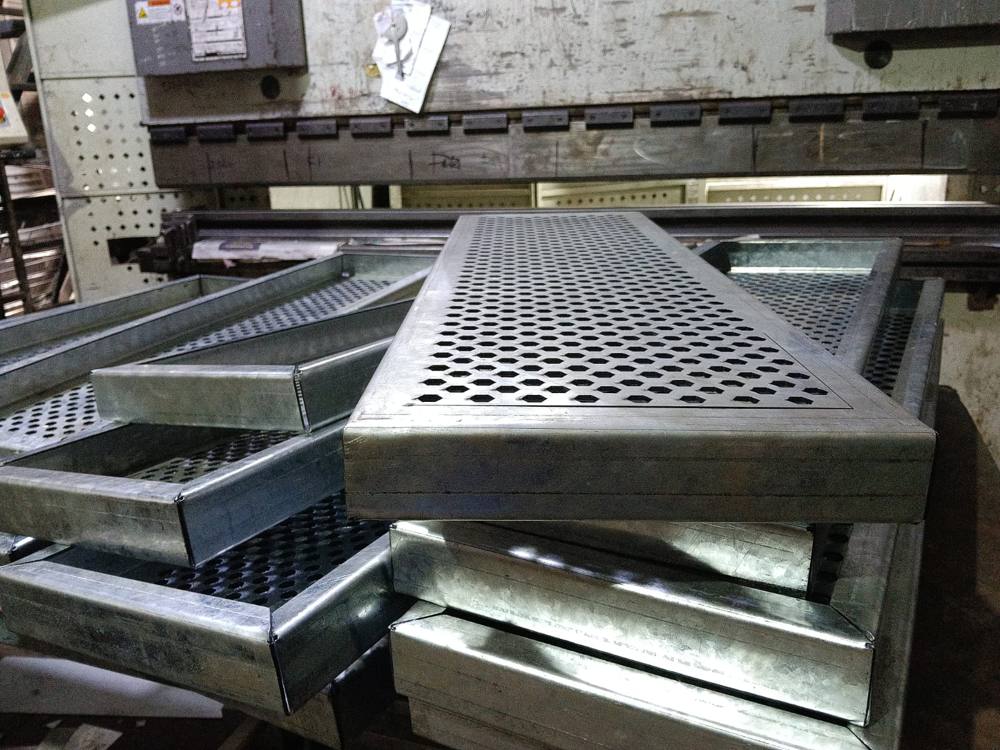 Piezas de plancha galvanizada perforadas y plegadas