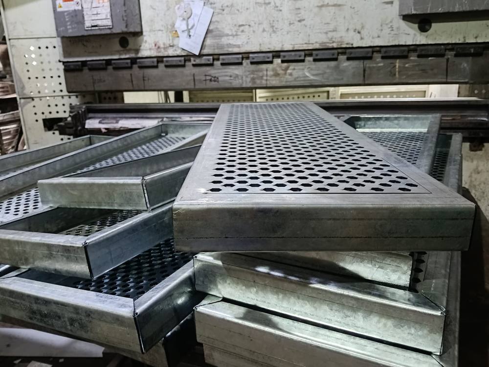 Planchas perforadas y plegadas